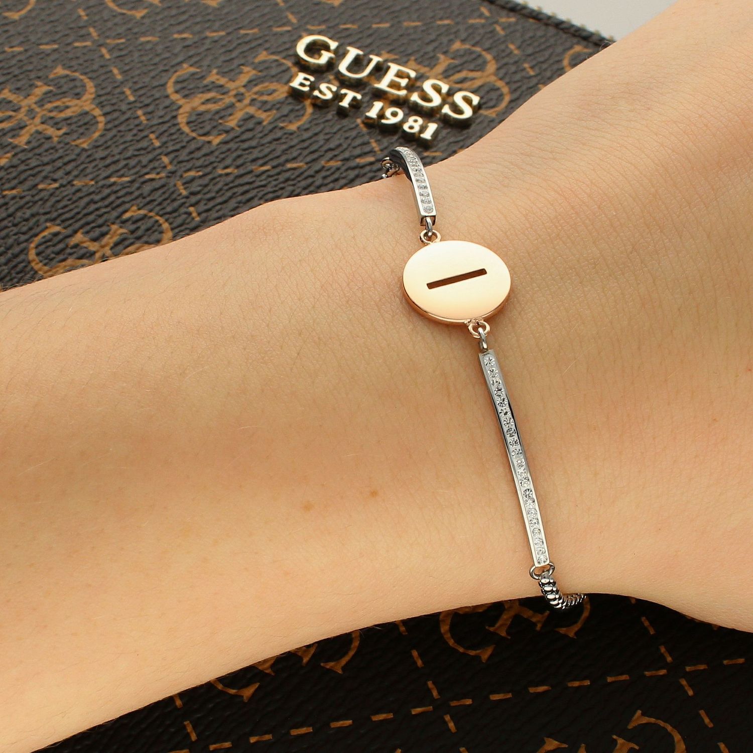 Bransoletka Nomination Italy z kolekcji Milleluci Letters. Wykonana ze stali szlachetnej, zdobiona mieniącymi się, błyszczącymi cyrkoniami pave oraz zawieszką z literą I w kolorze różowego złota.jpg